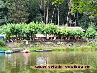 Tretbootfahren am Paddelweiher in Hauenstein