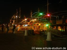Hafenbereich von Alanya bei Nacht