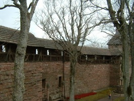 Hochkönigsburg: Blick auf den Wehrgang im Gartenbereich