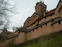 Hochkönigsburg: Blick auf die Burg von der Straße aus.