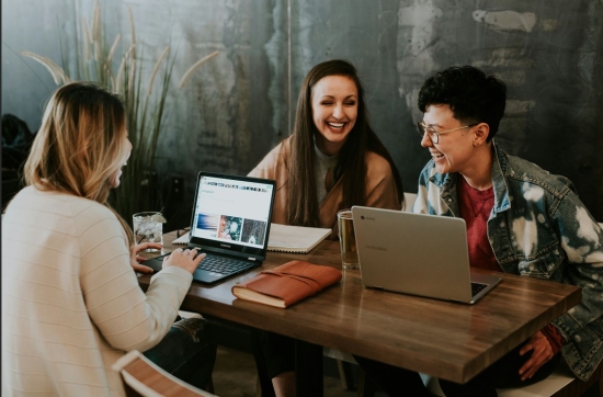 StudentInnen am Tisch